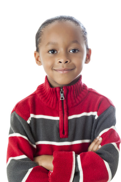 双臂交叉的可爱非裔美国男孩图片下载