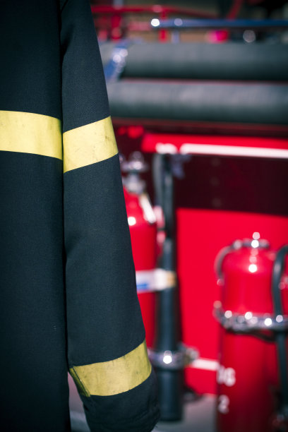 挂在消防车上的消防员外套图片下载
