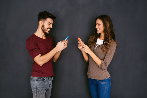 年轻男女用智能手机发短信图片下载