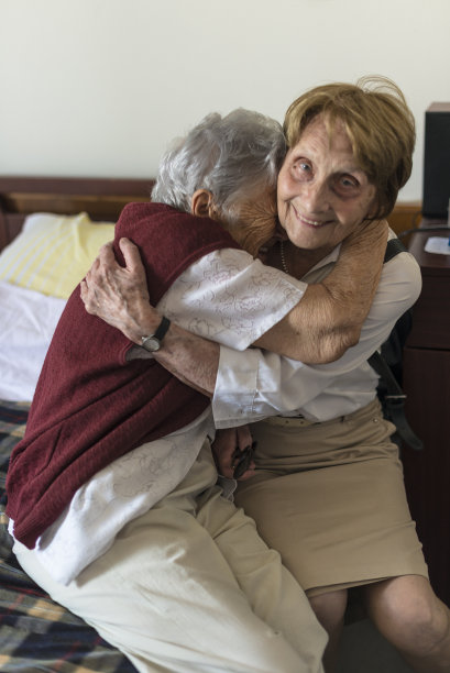 咖啡厅里的资深女士们图片下载