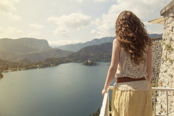 一个女人看湖的后视图图片下载