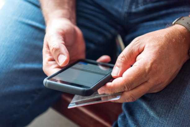 用智能手机和信用卡购物图片下载