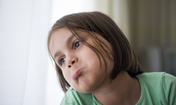 一个悲伤女孩的肖像，看着窗外图片下载