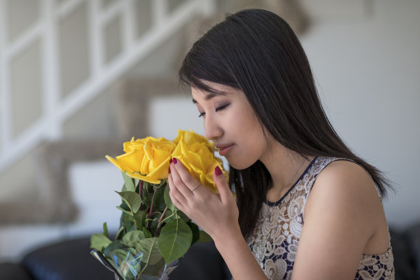 亚洲女孩与玫瑰图片下载