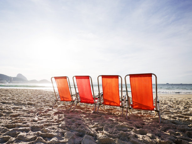 沙滩上的躺椅。图片下载