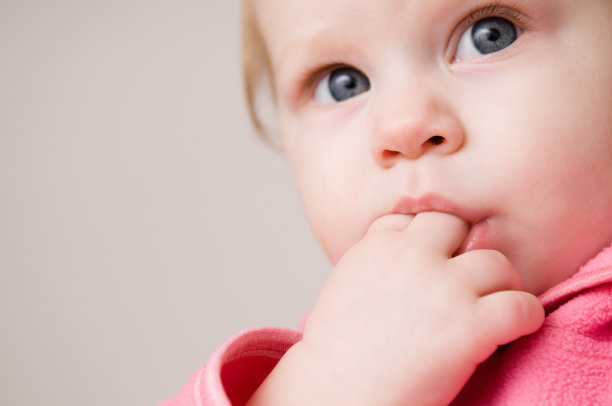 疲惫的小女孩吮着手指图片下载