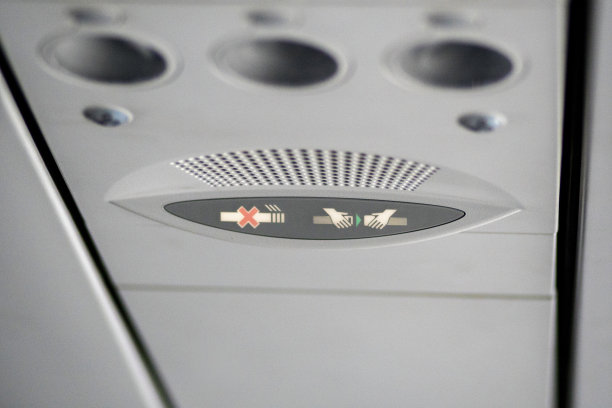 在飞机上系好安全带标志图片下载