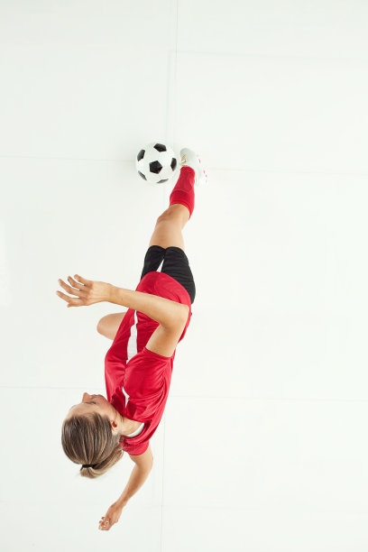 上图为女运动员踢球图片下载