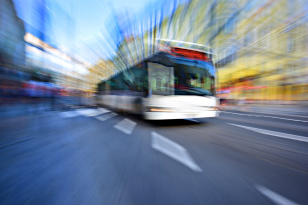 飞行巴士在城市的交通中，高峰时刻图片下载