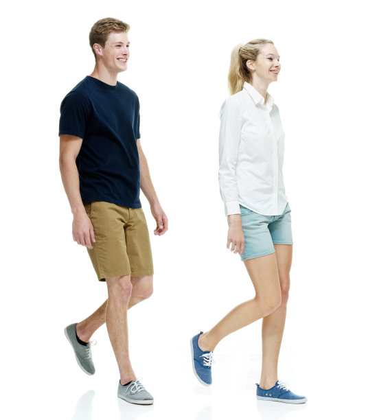 微笑的情侣一起走图片下载