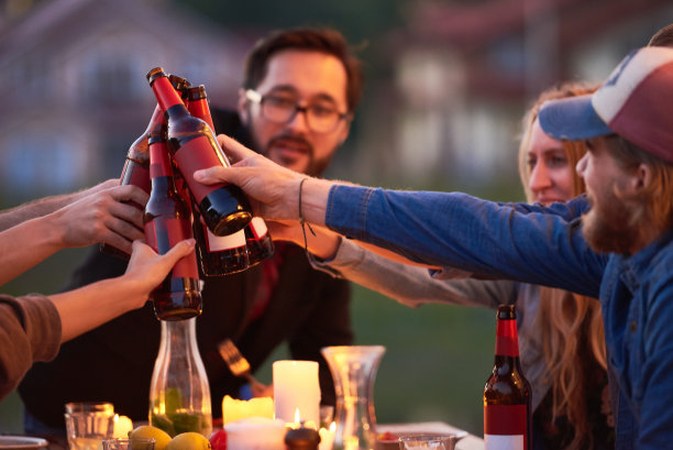 朋友们在后院聚会上敬酒图片下载