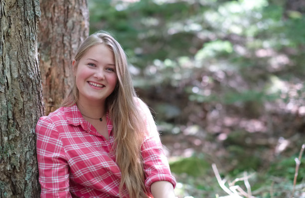 森林里的少女肖像。图片下载