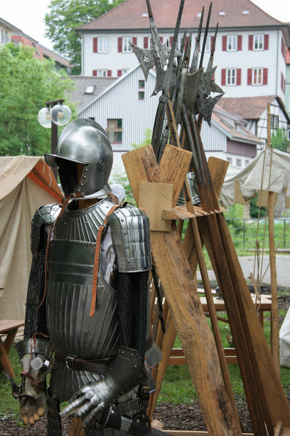 带头盔的盔甲和中世纪武器图片下载