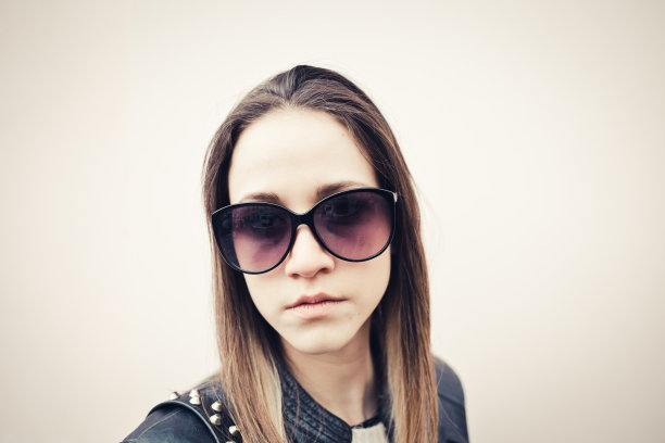 年轻女子肖像图片下载