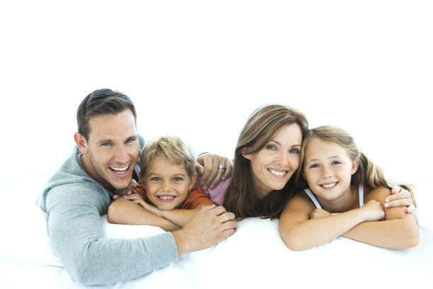 美丽幸福的家庭躺在前面图片下载