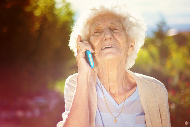 女高管微笑着打电话图片下载