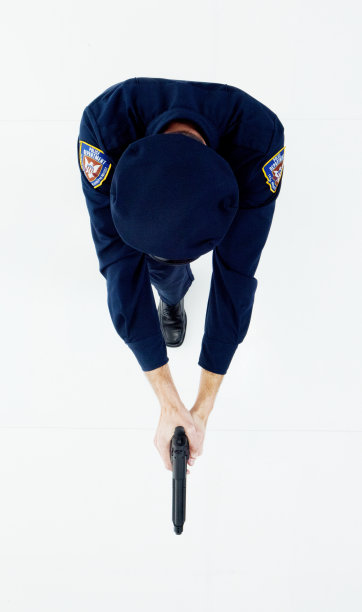 上图是警察用枪瞄准图片下载