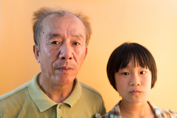 爷爷与孙女图片下载