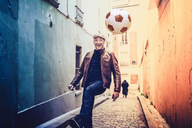 一个法国人在巴黎大街上踢足球图片下载