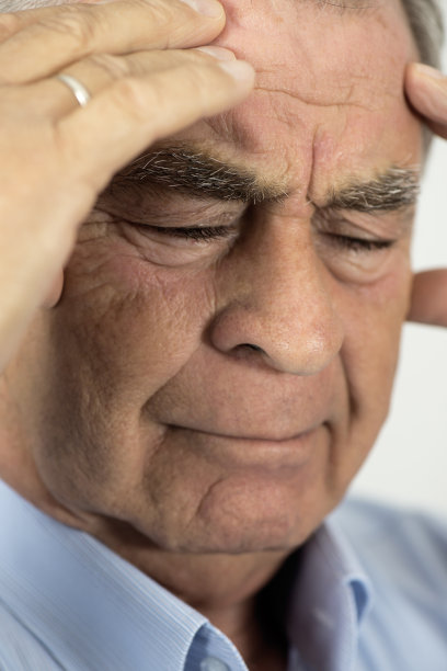 高级男子遮住他的脸图片下载