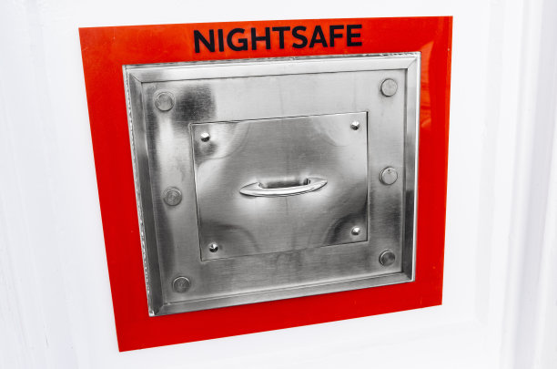 银行墙上的夜保险柜图片下载