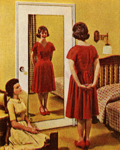 在镜子前穿红色衣服的女人图片下载