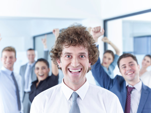 看着镜头微笑的商人图片下载