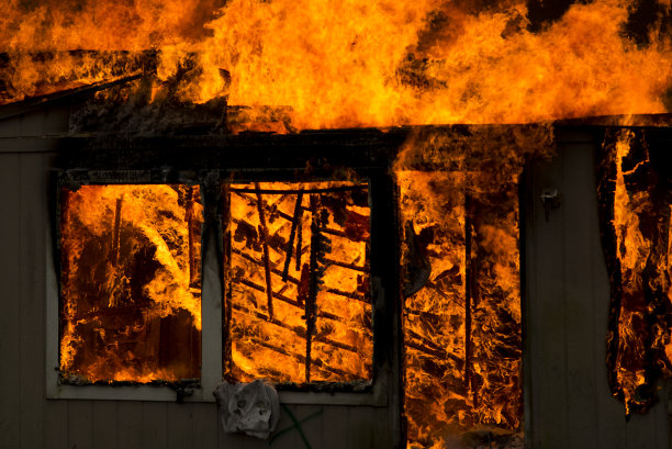 家被火焰吞噬了，它被烧到了地上图片下载