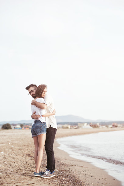 可爱的年轻情侣拥抱图片下载