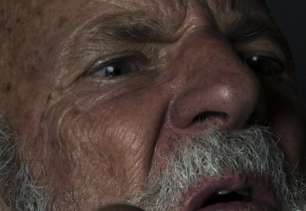脾气暴躁，易怒，和发牢骚的老人，极端的特写，老年人图片下载