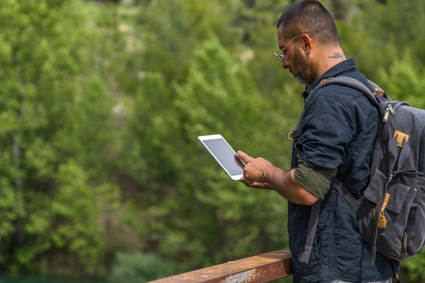 老铁桥上的旅客望着iPad图片下载
