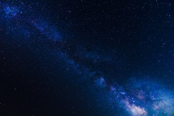 晴朗的夜空中的星星和银河素材图片