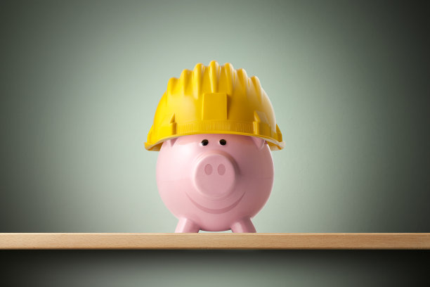 带安全帽的储蓄罐图片下载