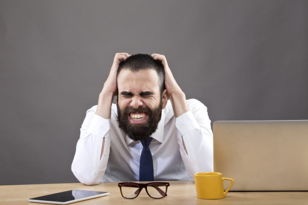 商人在办公室大喊大叫图片下载