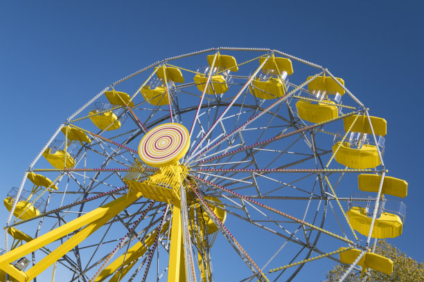 黄色摩天轮在加拿大钾肥游乐场在亲属公园萨斯卡通图片下载