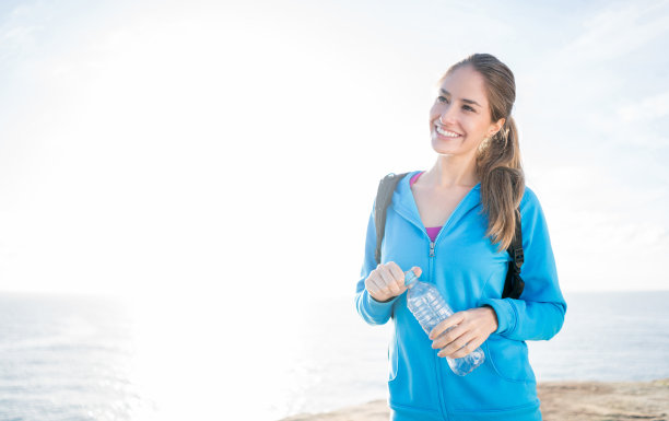 体贴的年轻女子在海边徒步旅行图片下载