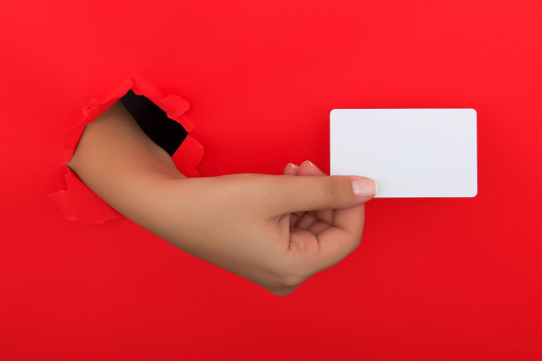 女人的手穿过撕破的红纸图片下载