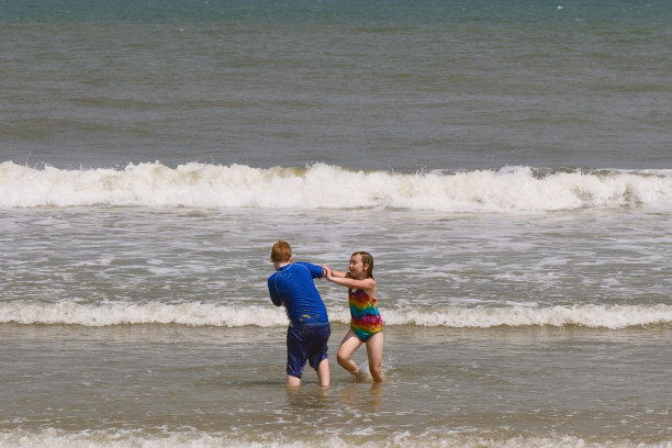 弟弟妹妹在海滩上玩图片下载