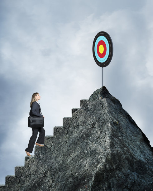 女商人攀登台阶以达到她的目标图片下载