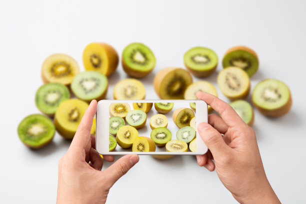 用智能手机拍猕猴桃的照片图片下载