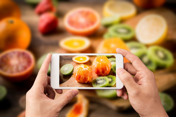 用智能手机拍水果照片图片下载