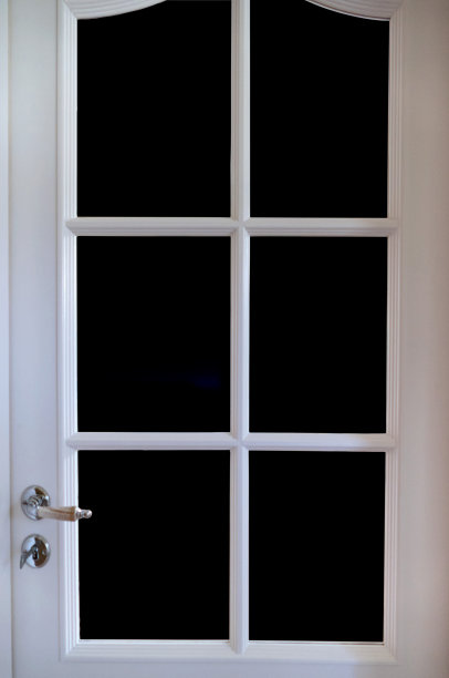 白色的门有六扇窗户和夹道图片下载