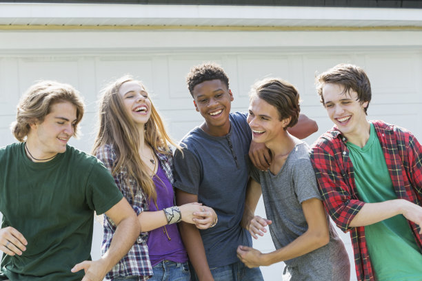 多民族的青少年出去玩素材图片