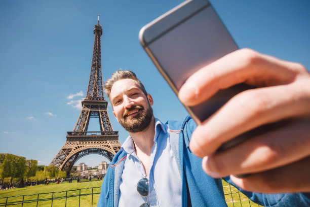 一名男性游客在法国巴黎自拍图片下载