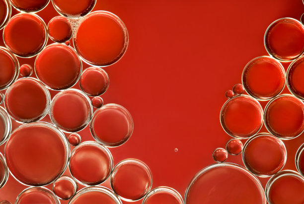 气泡在水面上。红色的背景。副本的空间。图片下载