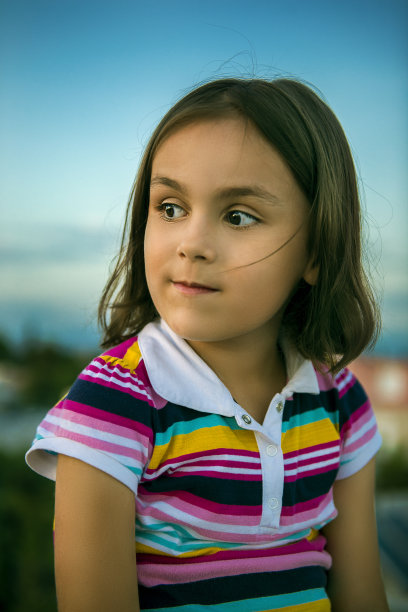 小女孩的肖像看着远离与空白的表情图片下载