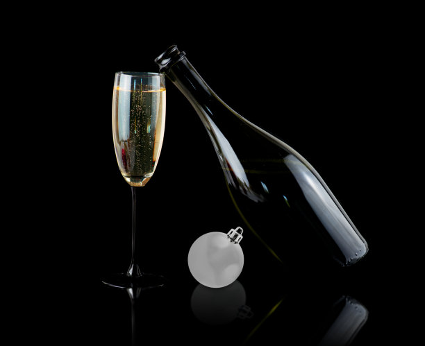 玻璃杯和一瓶香槟图片下载