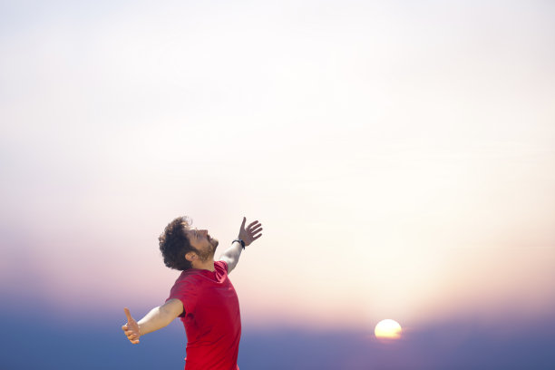 举起手臂的年轻人图片下载