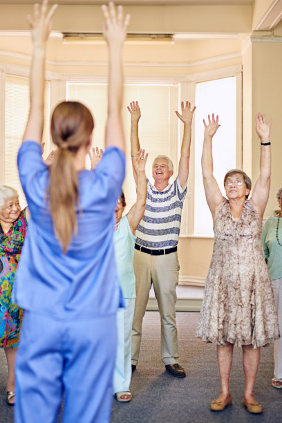 举起并伸展到天空!图片下载