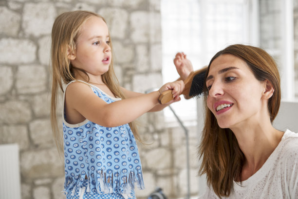 女儿在给妈妈梳头图片下载